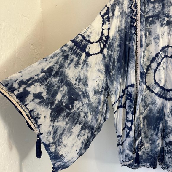 Skemo Blue and White Tie-dye Embroidered Kimono - Picture 4 of 8
